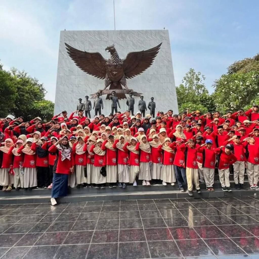 Siswa MI Madarijut Thalibin Kunjungi Taman Makam Pahlawan Kalibata, Tanamkan Nilai Nasionalisme